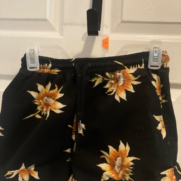 Juniors Size Small Forever 21 Black and Yellow Sunflower Shorts - Picture 6 of 7